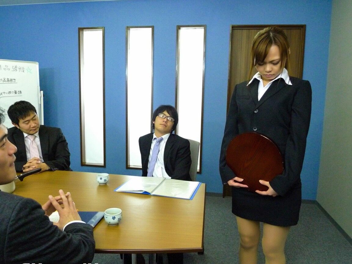 12P Sexy Asian office girl sopra seus colegas de trabalho