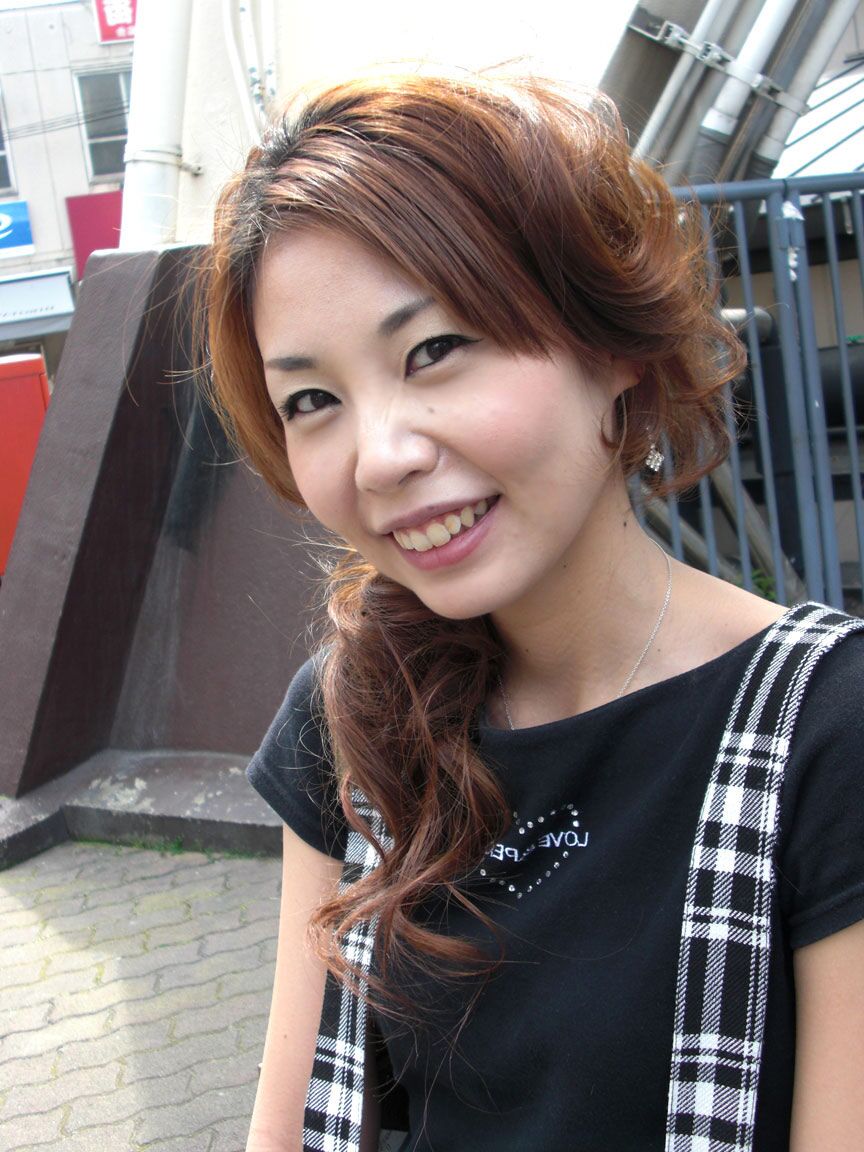 12P La sexy asiática Miyoko estira su agujero antes de montar una polla en el suelo