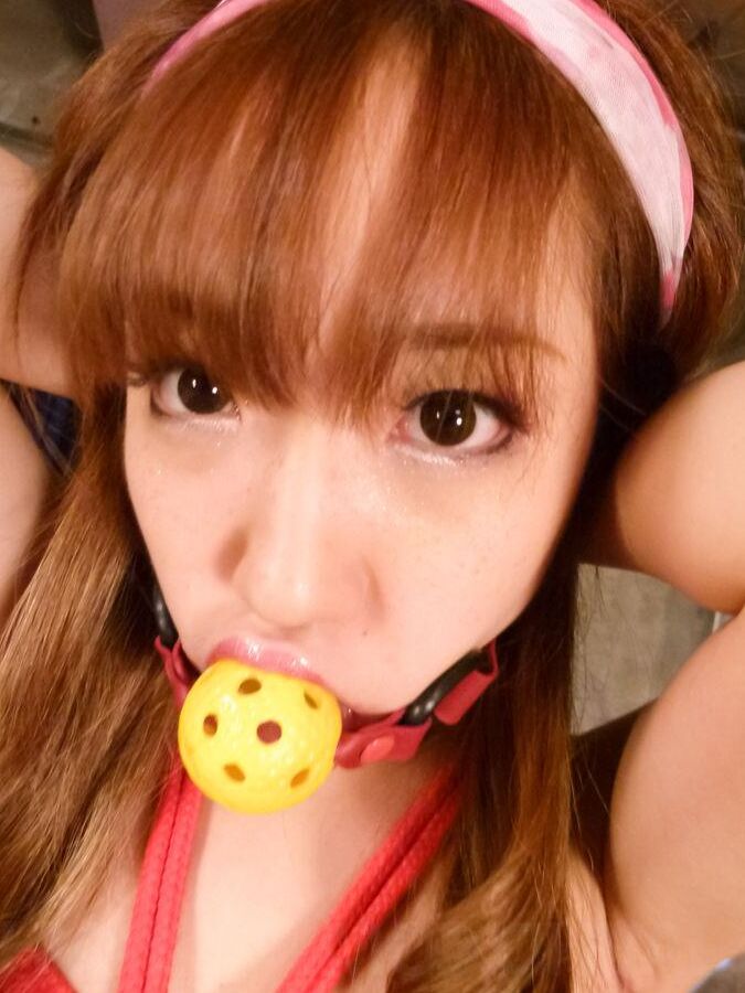 15P 紗奈杏樹アジア人がロープとボールを口に入れて興奮しています