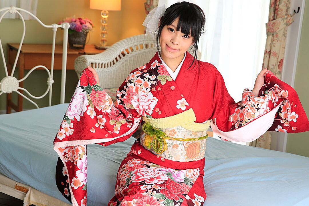 21P 日本人の女の子アンが野生の 3 対 1 のフォーサムで毛深い女に中出しされる