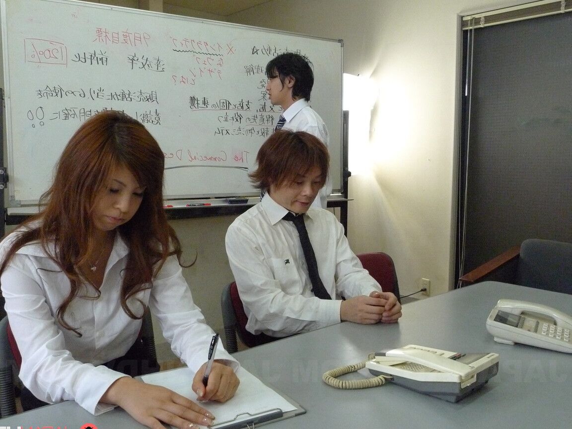 20P Japanese office babe Rina Kikukawa participates in a blowbang at work