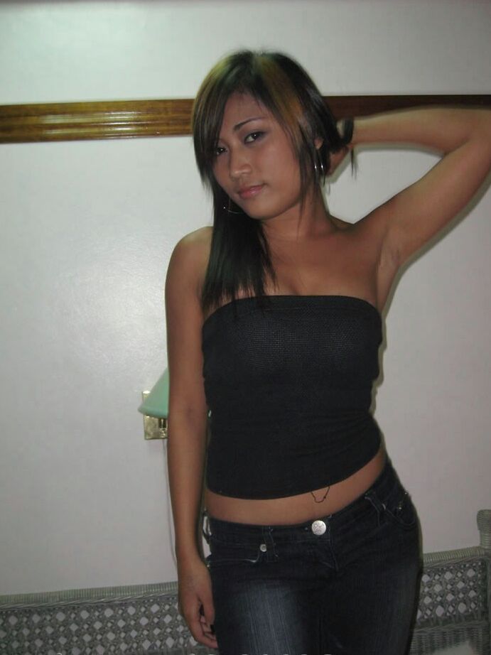 17P Filipina fofa com peitos pequenos e buceta raspada transando com um viajante sexual