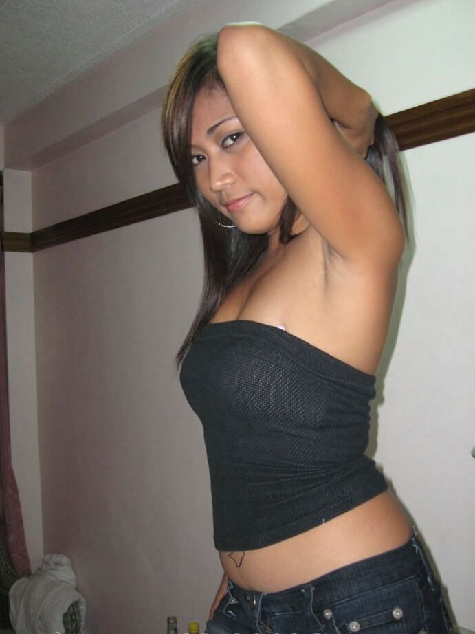 17P Filipina fofa com peitos pequenos e buceta raspada transando com um viajante sexual