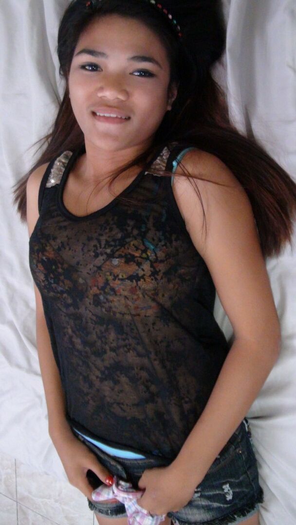 15P Adolescente asiática sexy com peitos bonitos chupando os joelhos