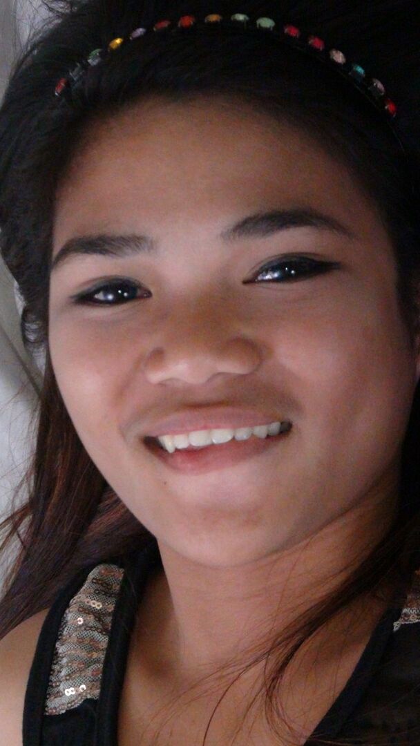 15P Adolescente asiática sexy com peitos bonitos chupando os joelhos