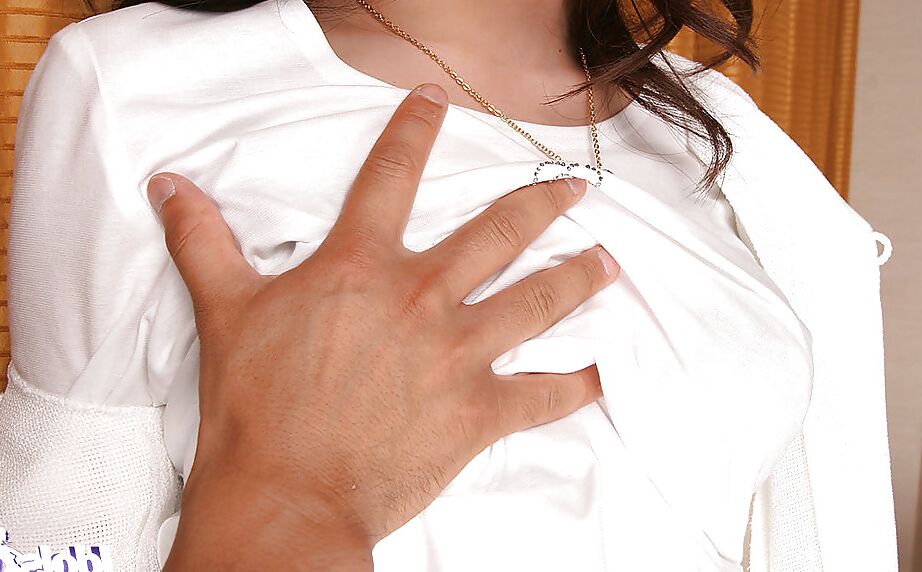 16P 誘惑的なアジアの妻が男とイチャイチャして犯される