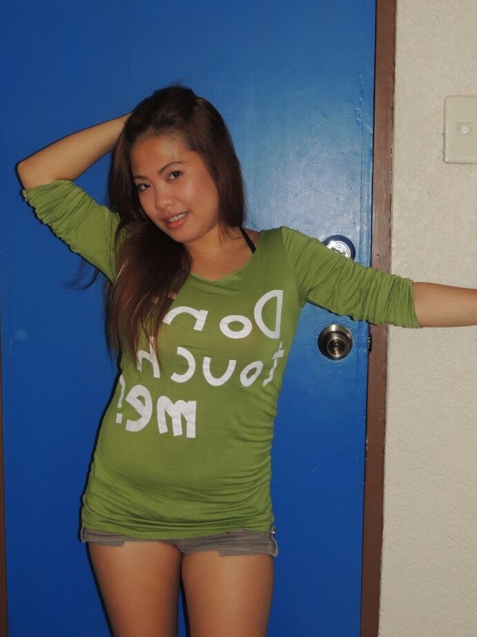 17P Petite tatuada asiática Karen faz um boquete antes de conseguir um creampie peludo