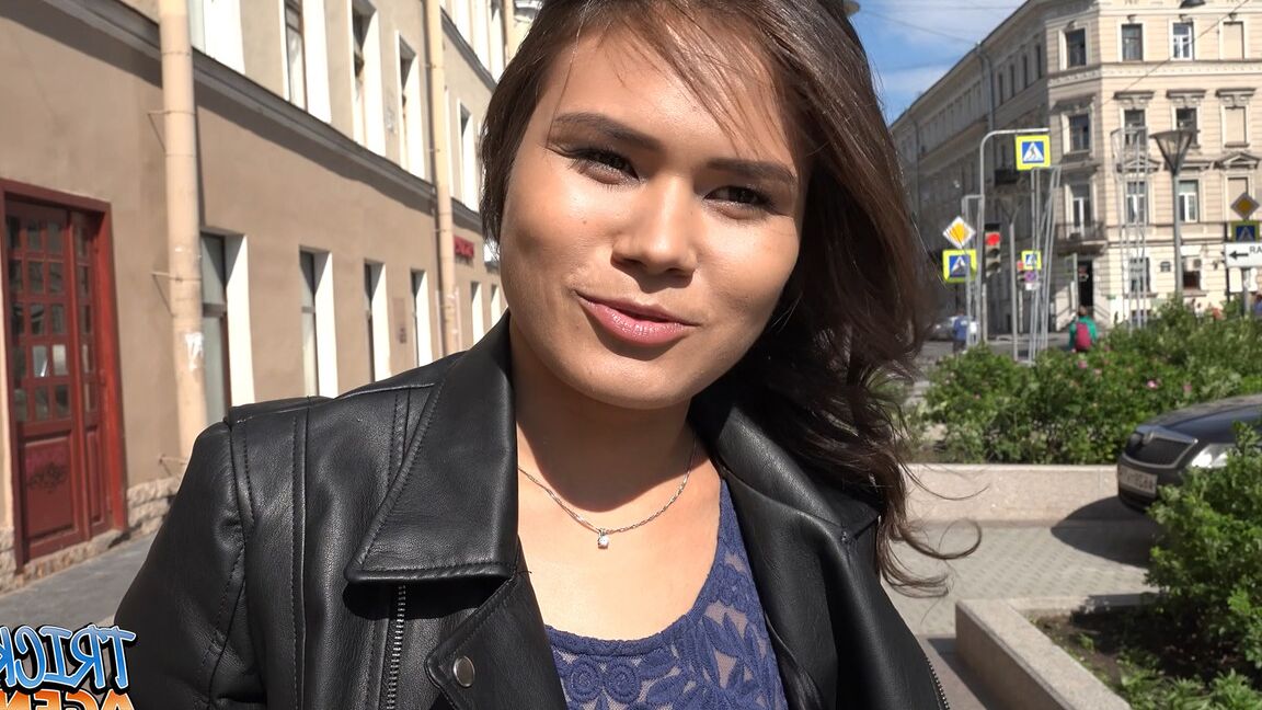 21P Jade, débutante tatouée, se fait baiser et facialiser par un agent porno sur le canapé