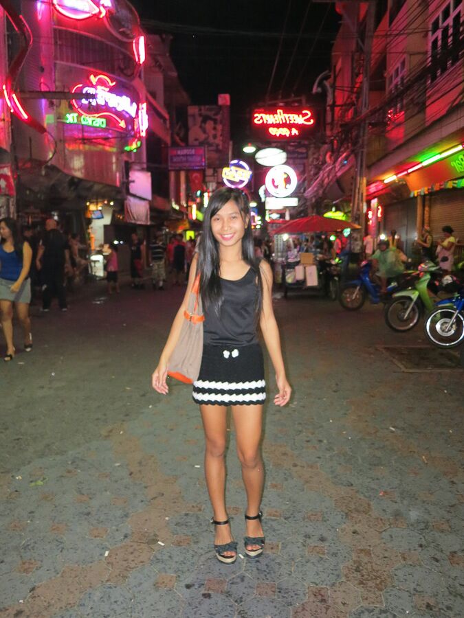 16P thailändisches Barmädchen fickt einen Sextouristen im POV-Modus für leichtes Geld