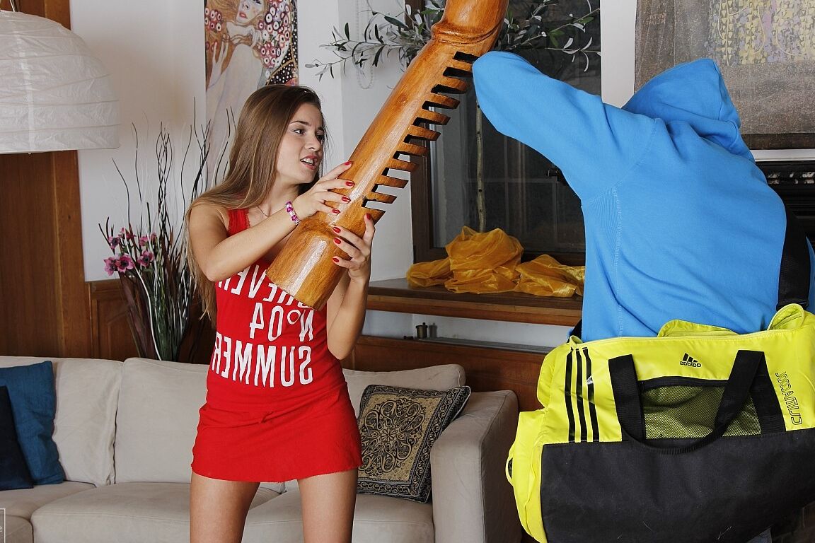 16P Morena Leggy leva uma surra na bunda e lambe o pau para limpar