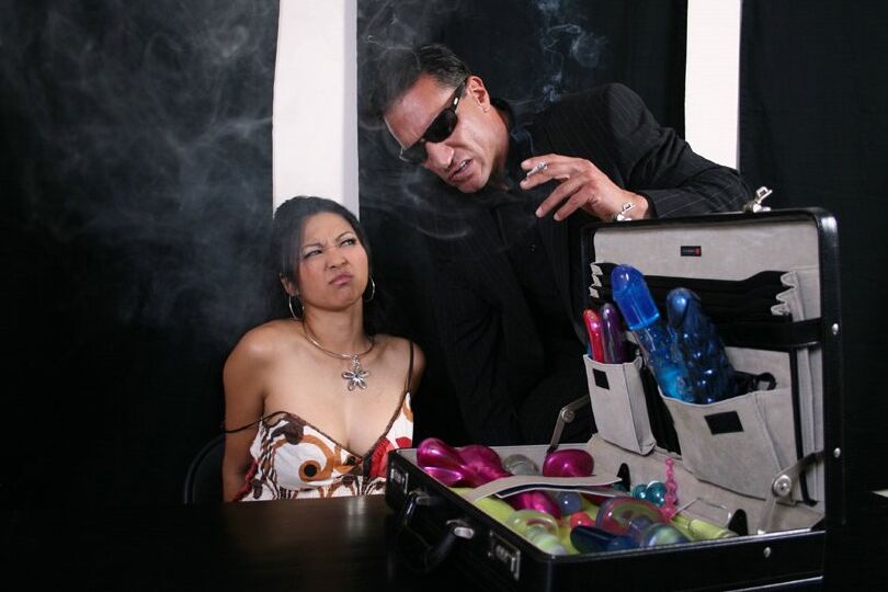 La MILF asiatique 16P Mika Tan montre des pipes en gorge profonde et une bonne baise.