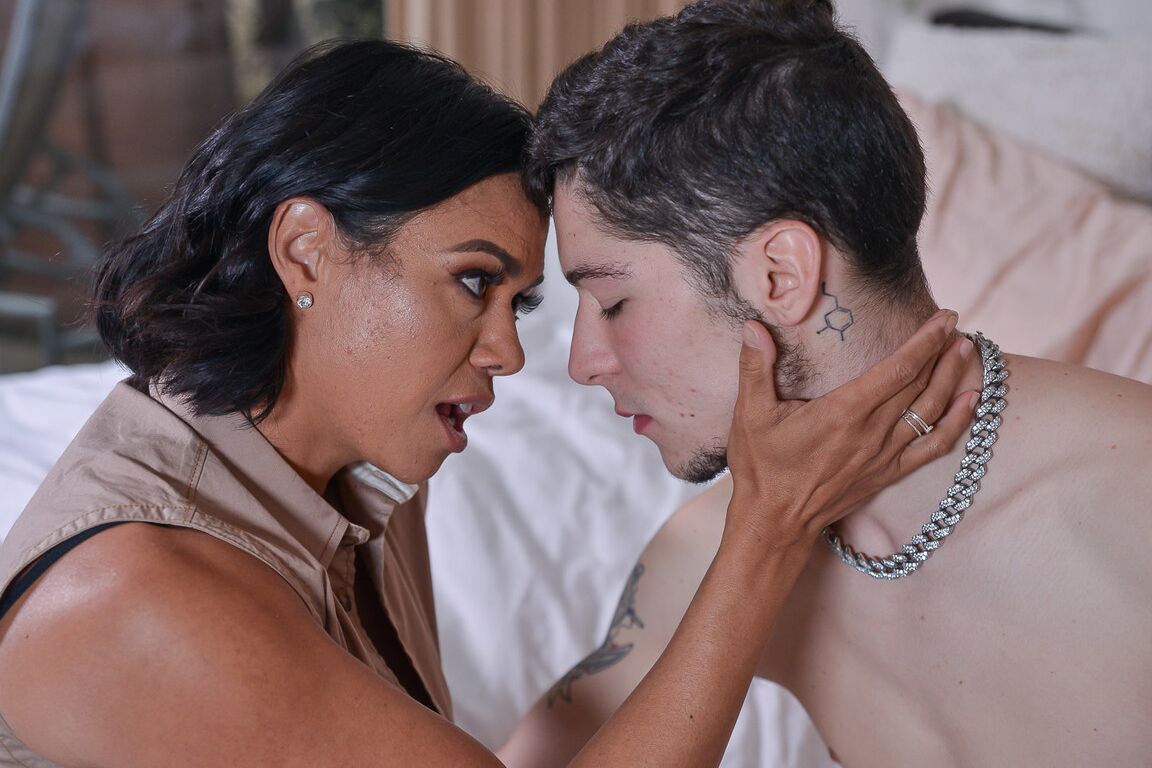 21P La dulce asiática de tetas pequeñas Dana Vespoli mama y monta una polla