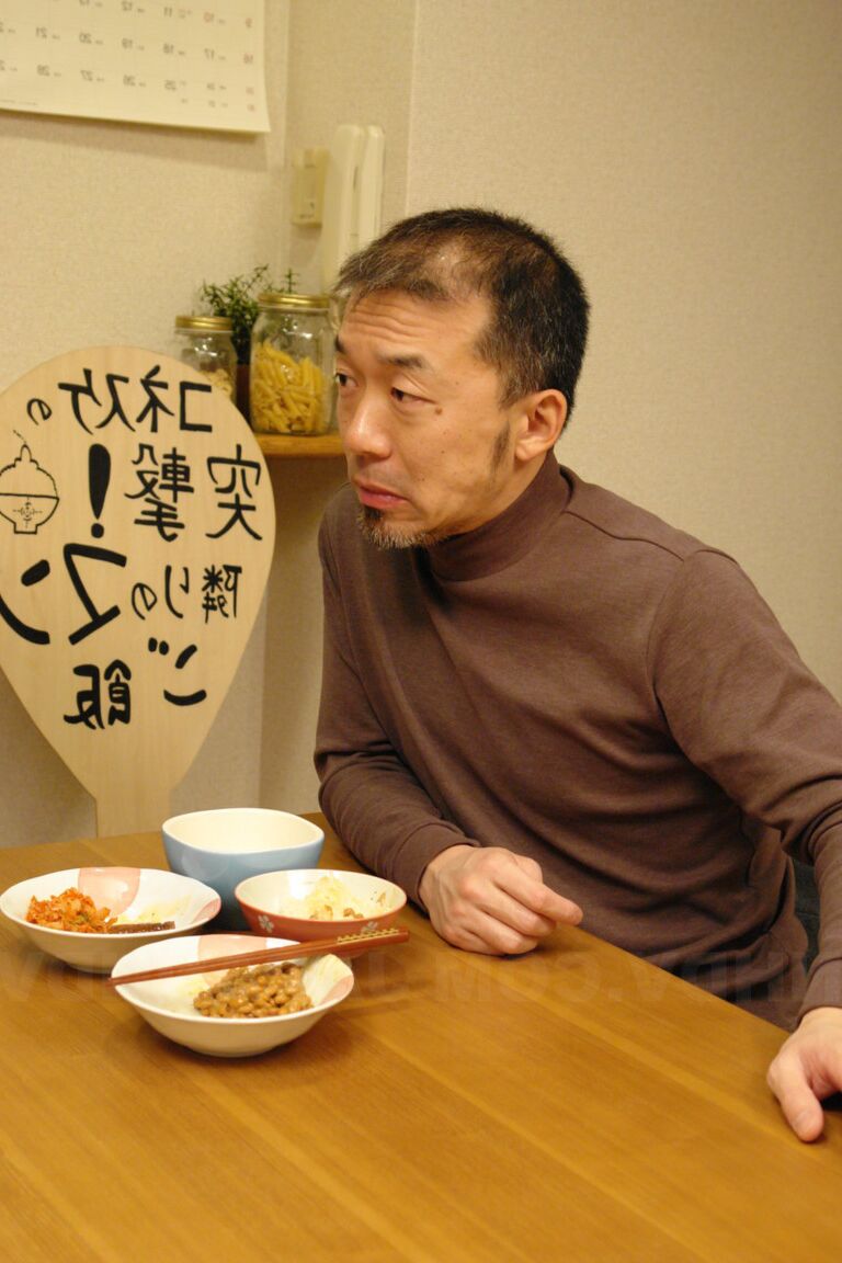 21P Ama de casa asiática con el coño peludo Nao Sakurai disfruta del sexo salvaje con un extraño