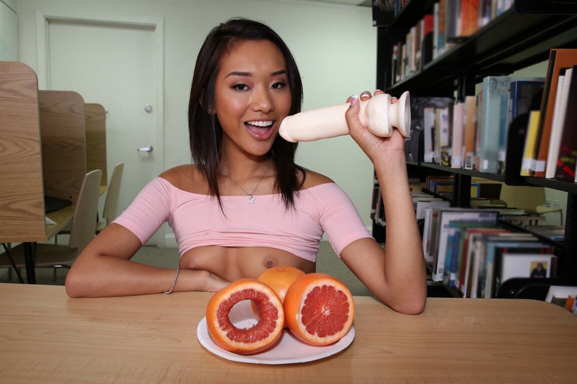 21P A adolescente magrinha Alina Li expõe seus peitos pequenos