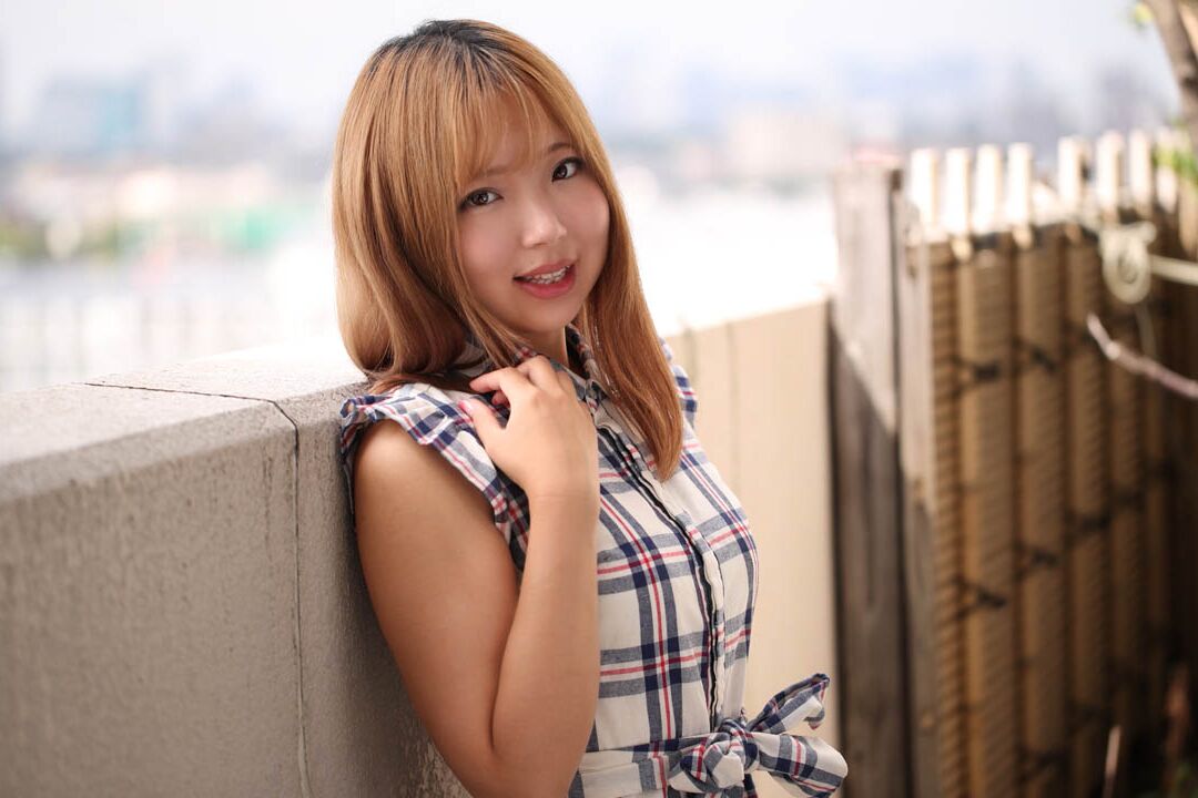 20P La petite japonaise Mone Namikata chevauche une bite avant de recevoir un creampie chaud