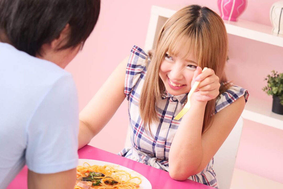 20P La petite japonaise Mone Namikata chevauche une bite avant de recevoir un creampie chaud