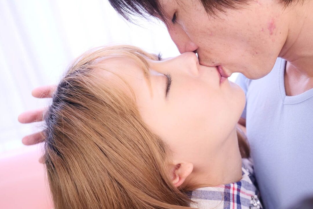 20P La petite japonaise Mone Namikata chevauche une bite avant de recevoir un creampie chaud