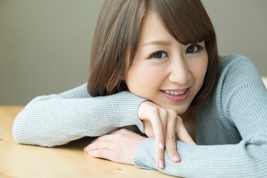 20P A linda mãe japonesa Aona Kozue tem sua buceta peluda tocada e transada