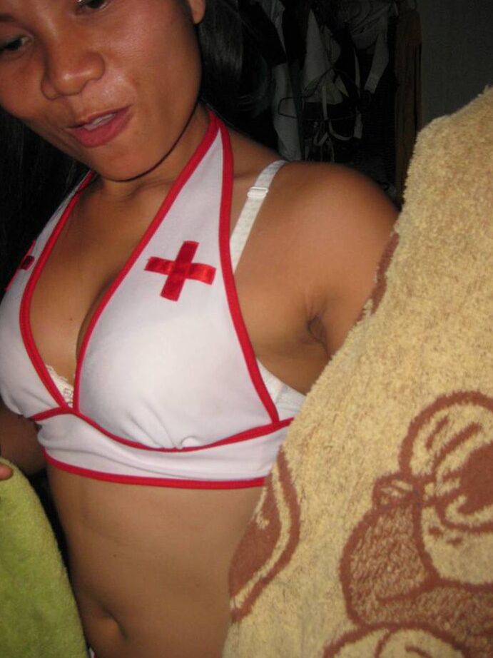 Die 15P kleine thailändische Frau Ping zieht ihr Krankenschwester-Outfit aus, bevor sie ihre enge Muschi prostituiert