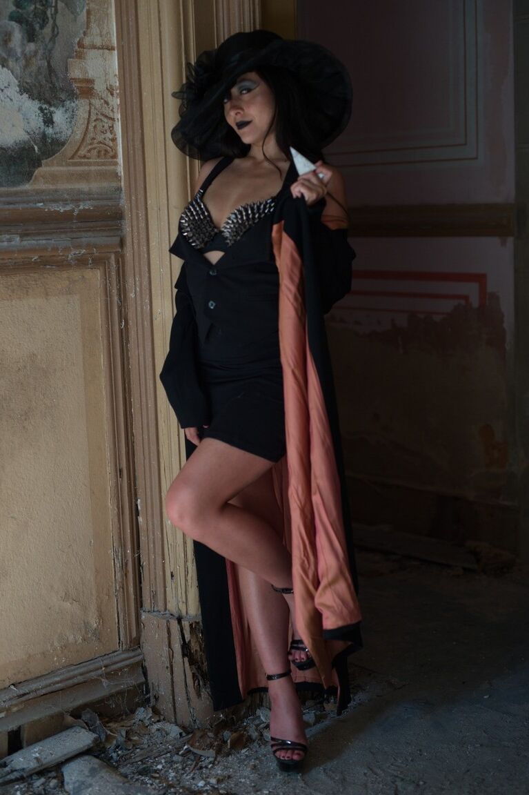 12P Die elegante Asiatin Sophia Jade entblößt ihre Muschi ohne Höschen