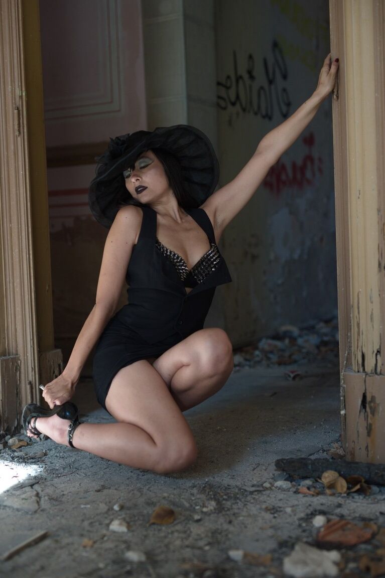 12P Die elegante Asiatin Sophia Jade entblößt ihre Muschi ohne Höschen