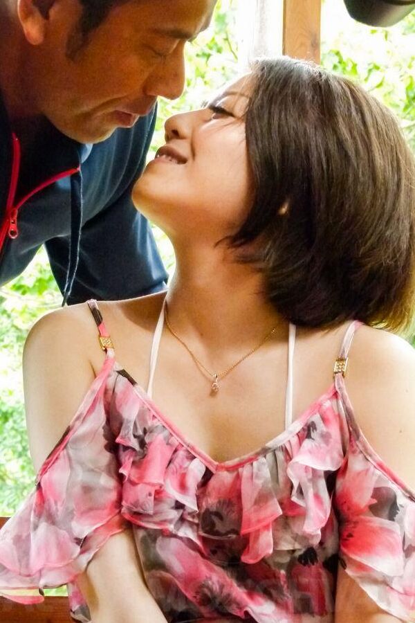 16P Minami Asano prend des dongs en bouche et en castor dans la nature