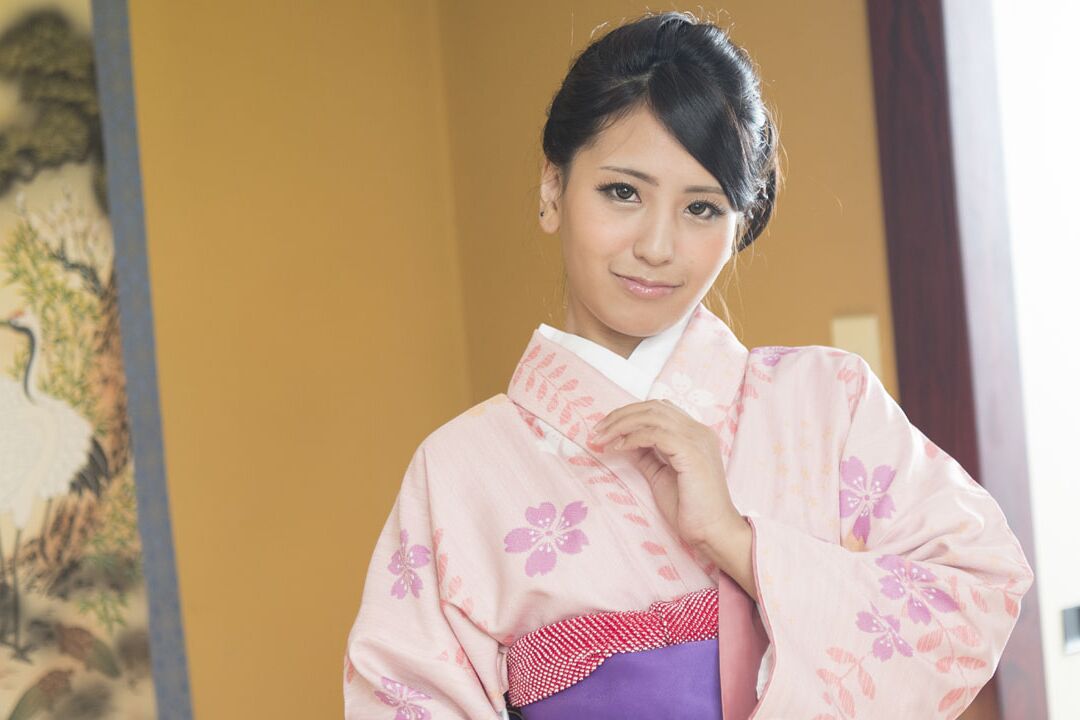 20P Doce gata japonesa Honoka Suzunami tem sua buceta gostosa brincada e desossada