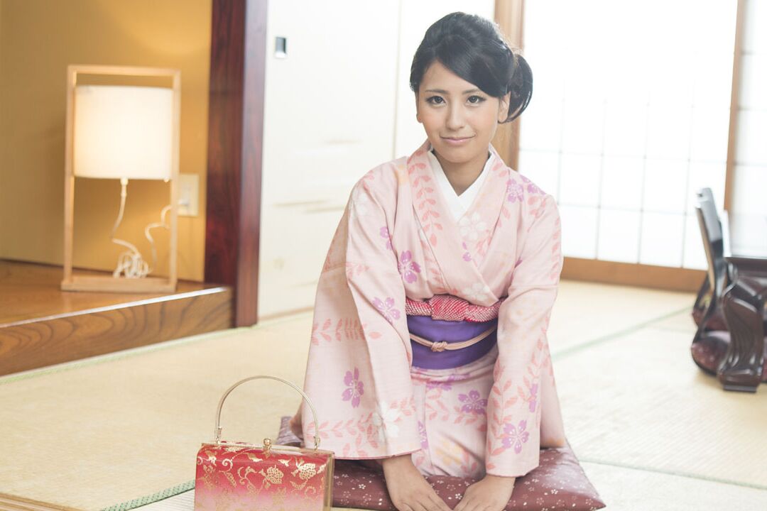 20P Doce gata japonesa Honoka Suzunami tem sua buceta gostosa brincada e desossada