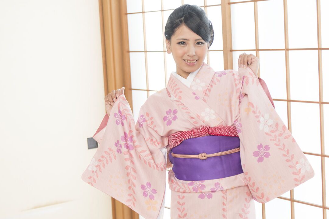 20P Doce gata japonesa Honoka Suzunami tem sua buceta gostosa brincada e desossada