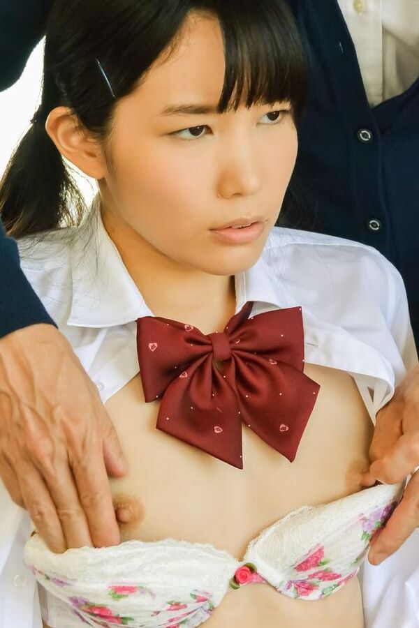 15P 春日野由衣アジア人が制服を脱いで硬いペニスに跨る