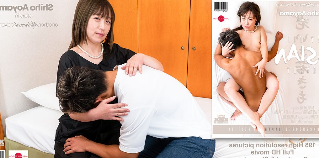 11P Dama asiática rezuma esperma de su castor después de tener sexo con su amante más joven
