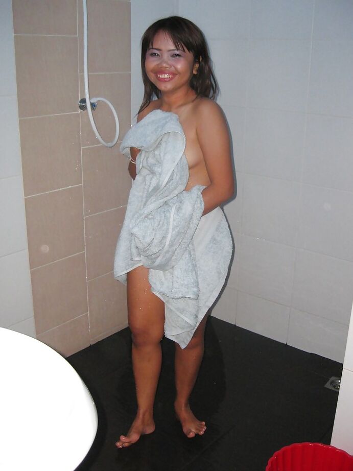 16P Nena asiática lujuriosa abriendo las piernas y siendo follada por su chocho afeitado
