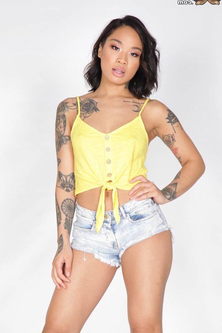 21P Ebony mit sexy tätowiertem Körper Honey Gold gibt einen BJ in 69