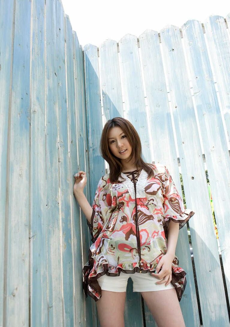 16P A jovem japonesa Tatsumi Yui faz ótimas poses com botas OTK de látex vermelho