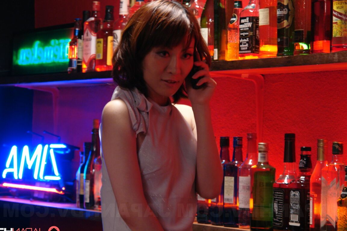 21P Petite Asian babe Nanako Misaki gosta de ação em grupo com seus amigos excitados