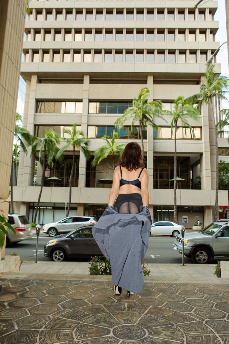 16P La belle mature Roni Ford enlève son manteau pour poser dans la rue en bas de soie