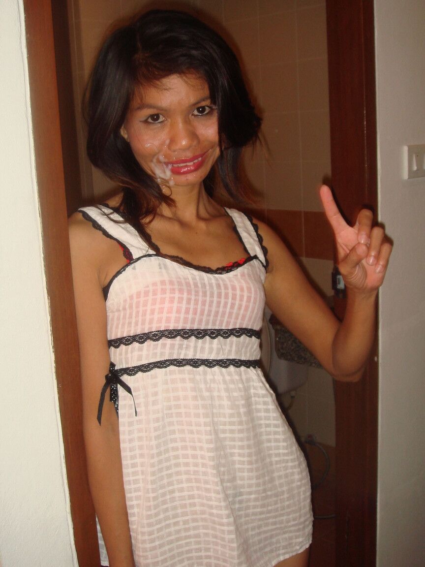 15P Petite Thai prostituta tira a roupa para um turista sexual em um quarto de motel