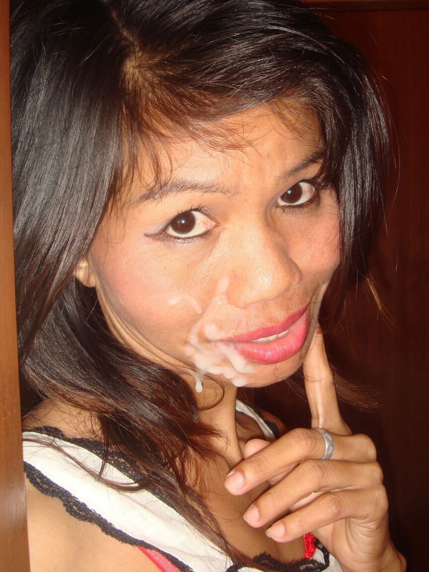 15P Petite Thai prostituta tira a roupa para um turista sexual em um quarto de motel