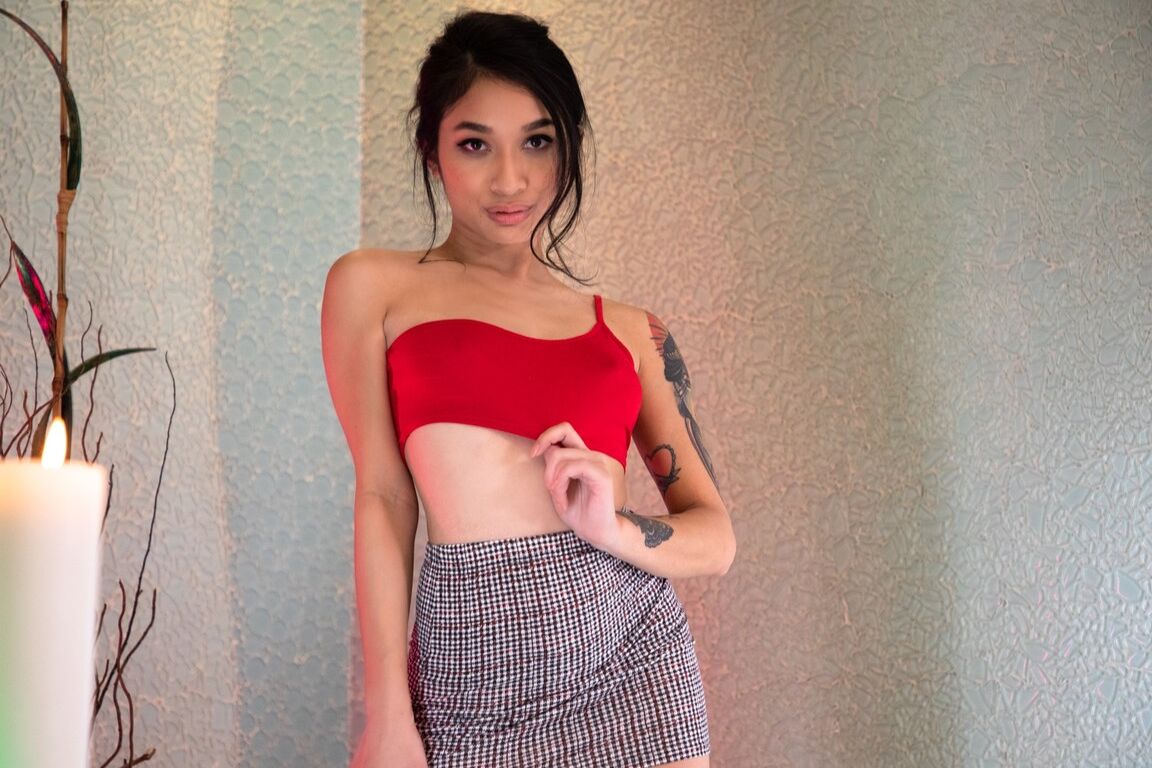 15P Chica asiática delgada se desnuda hasta los talones de manera sexy durante una acción en solitario