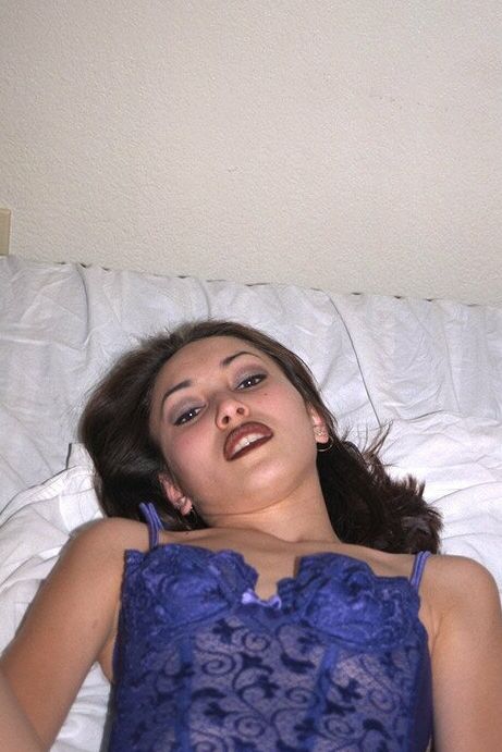 16P Petite Asian amador Tina brincando com um grande vibrador na cama de salto alto
