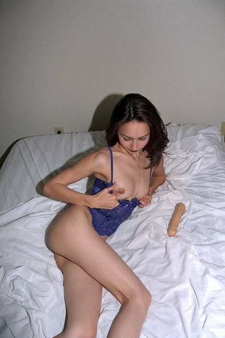 16P Petite Asian amador Tina brincando com um grande vibrador na cama de salto alto