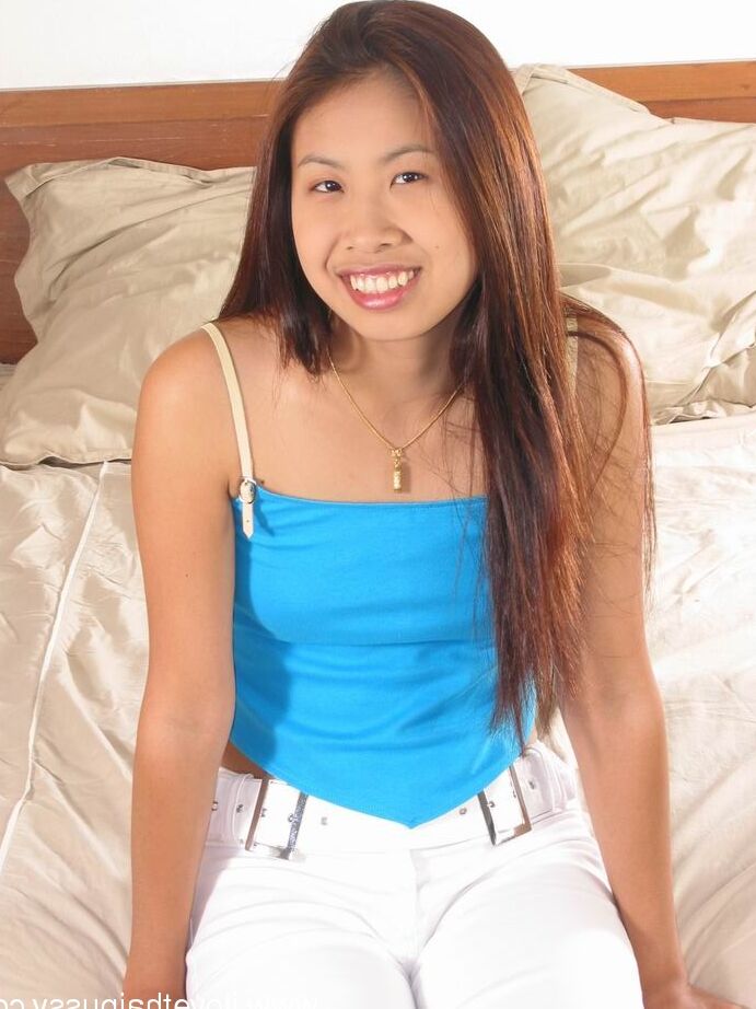 Nena asiática 16P revela sus diminutas tetas naturales y su coño peludo en tacones altos