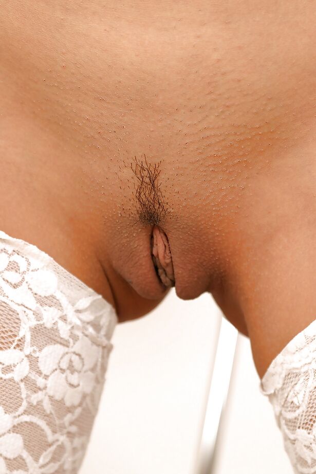 16P A amadora asiática Agnes revelando lindos peitos pequenos e vagina aparada