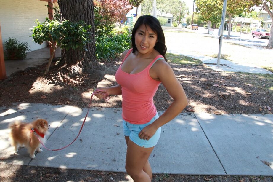 17P La sexy filipina Mia se desnuda y mira ante la cámara chupar el pene de un chico