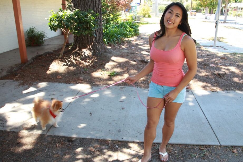 17P La sexy filipina Mia se desnuda y mira ante la cámara chupar el pene de un chico