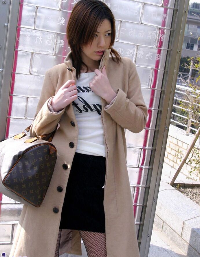 16P A adolescente japonesa Kurumi troca de roupa antes de se ajoelhar nua na banheira