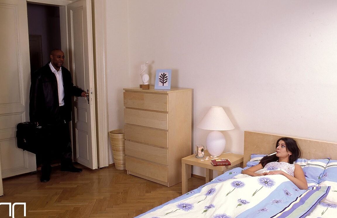 21P Morena adicta al sexo follada profundamente en el coño y el ojete por un médico negro