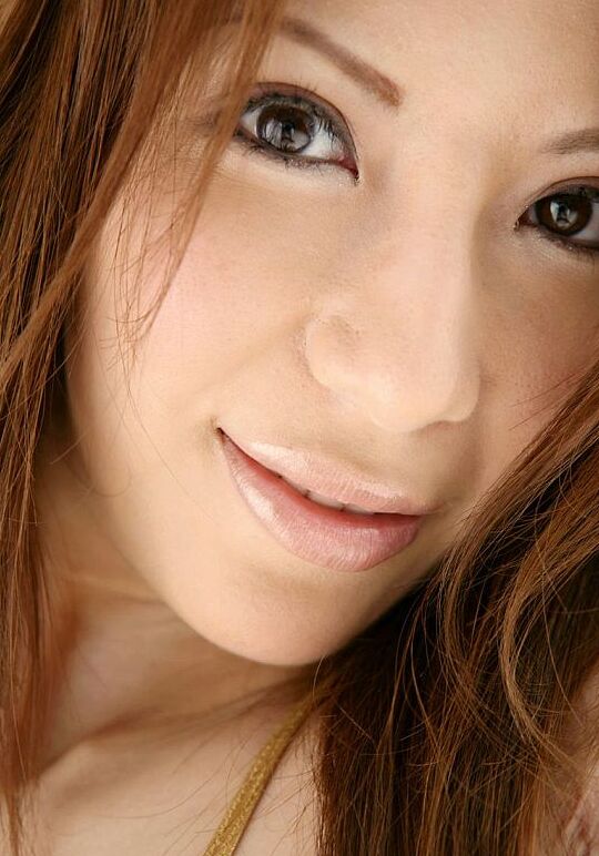 16P Une japonaise avec un gros cul lui pince les tétons tout en caressant ses gros seins