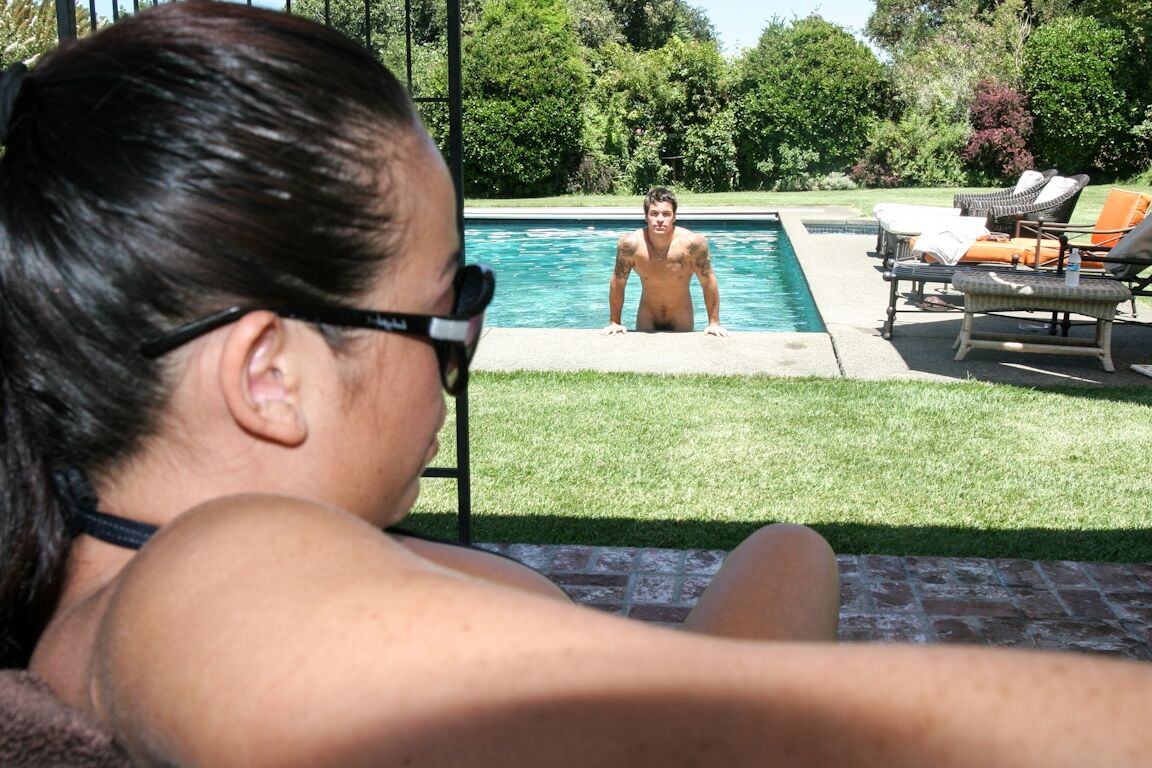 Die 15-jährige junge Asiatin Mia Lelani mit Brille fickt im Doggystyle am Pool, um Sperma auf den Arsch zu bekommen