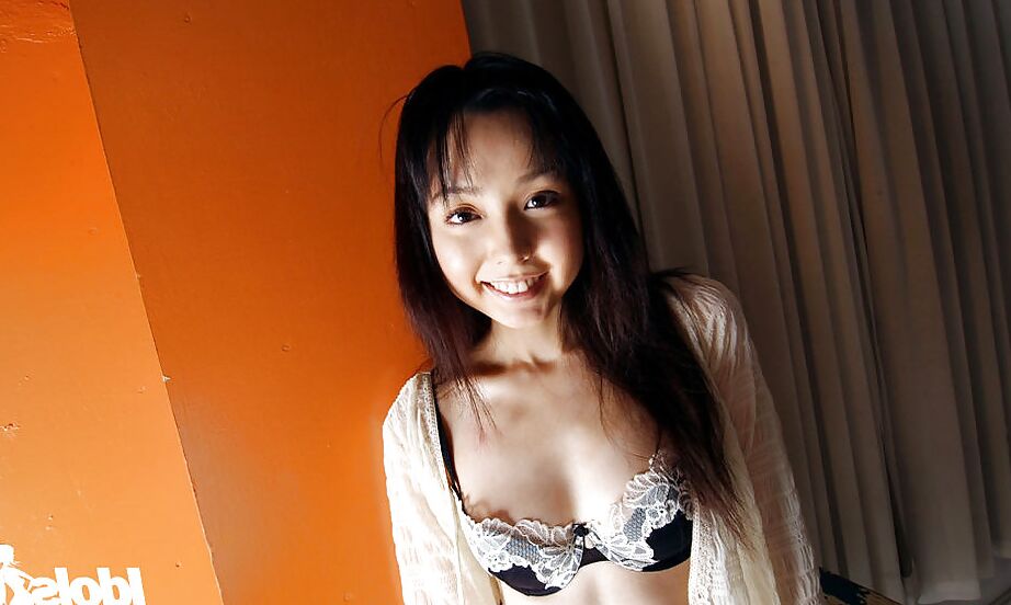 16P Impresionante asiática con piernas sexys Yui Hasumi quitándose la ropa